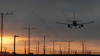 飞机着陆宽松机场日落这些洛杉矶加州美国乘客飞行货物飞机轮廓戏剧性的Cloudscape飞机到来机场国际运输飞行